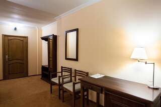 Отель Home Hotel Буковель Двухместный номер «Комфорт» с 1 кроватью или 2 отдельными кроватями-8